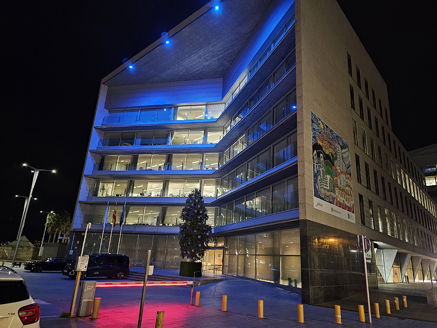 Edificio iluminado con el color azul de la Policía Nacional.